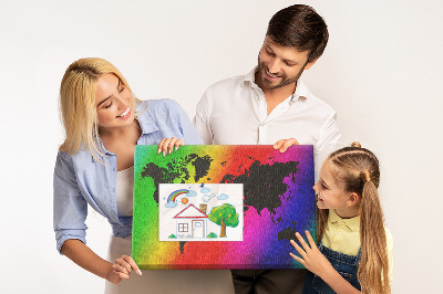Panou din pluta Hartă a lumii curcubeu pe un fundal colorat