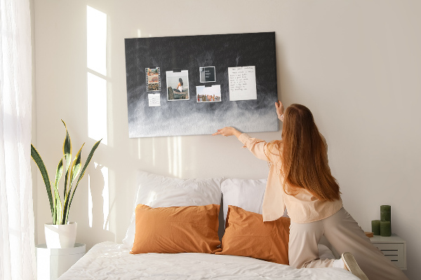 Panou din pluta Dans senzual al ceții pe fundal negru
