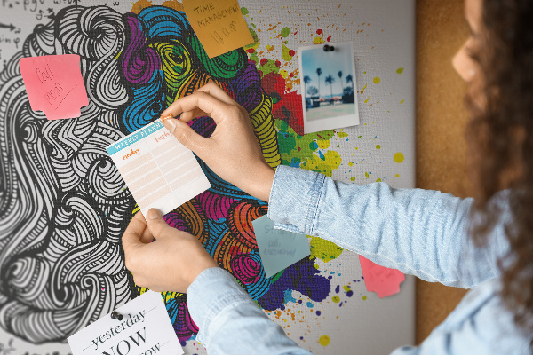 Panou din pluta Creierul și creativitatea într-o armonie colorată