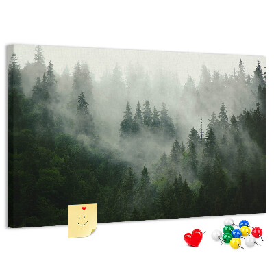 Panou de pluta O pădure încețoșată cu o atmosferă misterioasă.