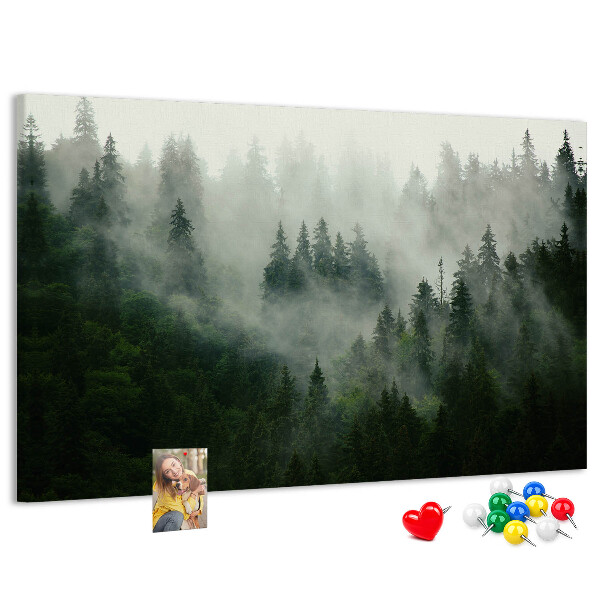 Panou de pluta O pădure încețoșată cu o atmosferă misterioasă.