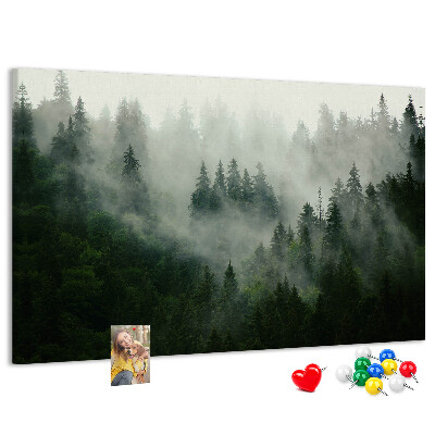 Panou de pluta O pădure încețoșată cu o atmosferă misterioasă.