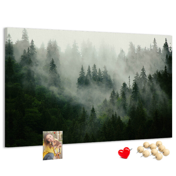 Panou de pluta O pădure încețoșată cu o atmosferă misterioasă.