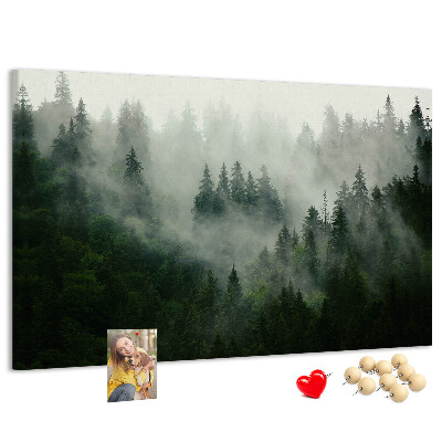 Panou de pluta O pădure încețoșată cu o atmosferă misterioasă.