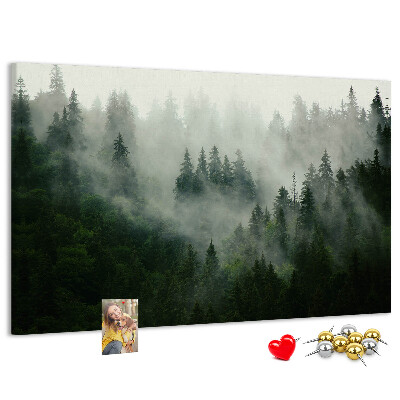 Panou de pluta O pădure încețoșată cu o atmosferă misterioasă.