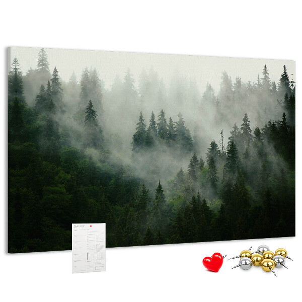 Panou de pluta O pădure încețoșată cu o atmosferă misterioasă.