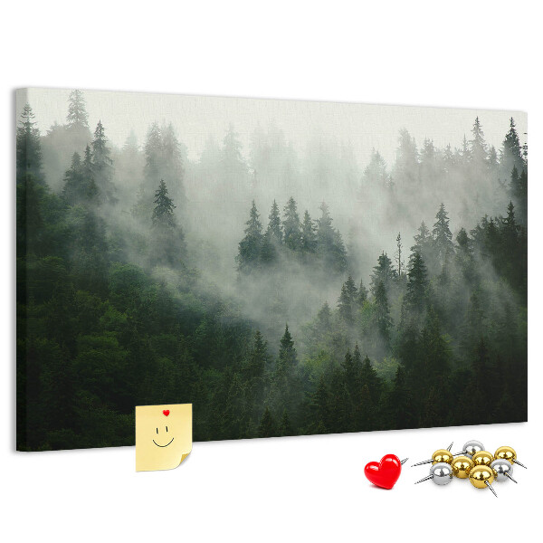 Panou de pluta O pădure încețoșată cu o atmosferă misterioasă.