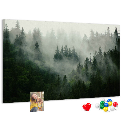 Panou de pluta O pădure încețoșată cu o atmosferă misterioasă.