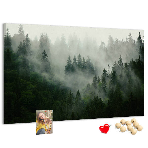 Panou de pluta O pădure încețoșată cu o atmosferă misterioasă.