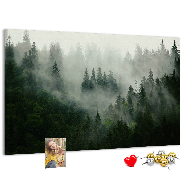 Panou de pluta O pădure încețoșată cu o atmosferă misterioasă.