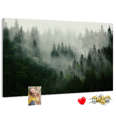Panou de pluta O pădure încețoșată cu o atmosferă misterioasă.