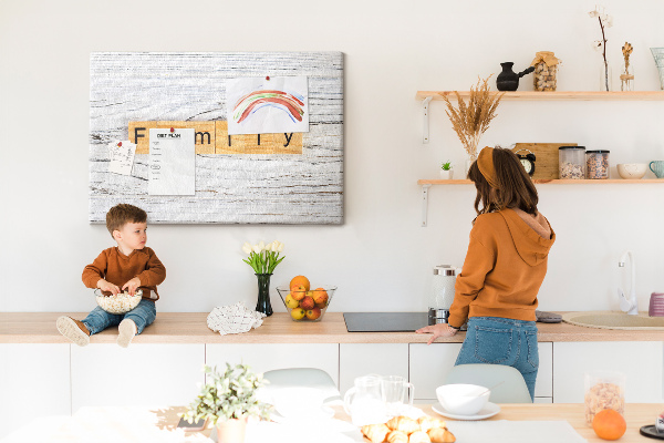 Panou din pluta Amintiri de familie pe un fundal de lemn
