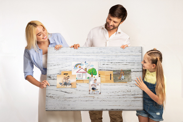 Panou din pluta Amintiri de familie pe un fundal de lemn