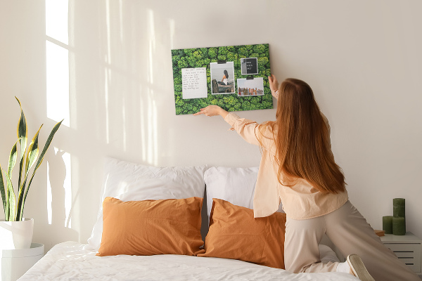 Panou de pluta O pădure verde cu vegetație densă