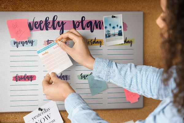 Panou de pluta Planificator săptămânal cu accente colorate