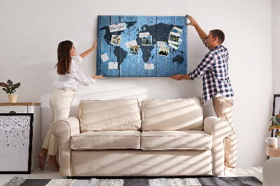 Panou din pluta Hartă a lumii pe un fundal de lemn