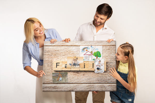 Panou din pluta Familie pe fundalul unei plăci de lemn