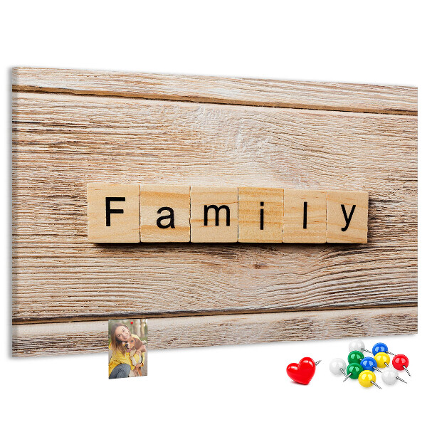 Panou din pluta Familie pe fundalul unei plăci de lemn