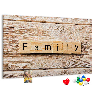 Panou din pluta Familie pe fundalul unei plăci de lemn