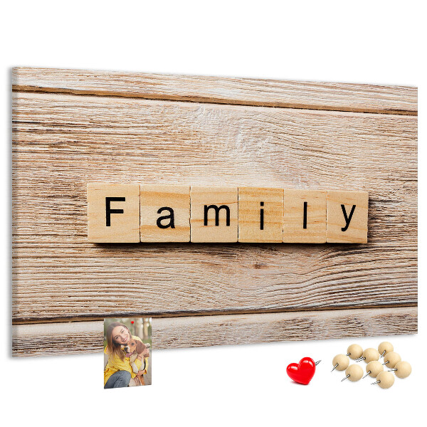 Panou din pluta Familie pe fundalul unei plăci de lemn