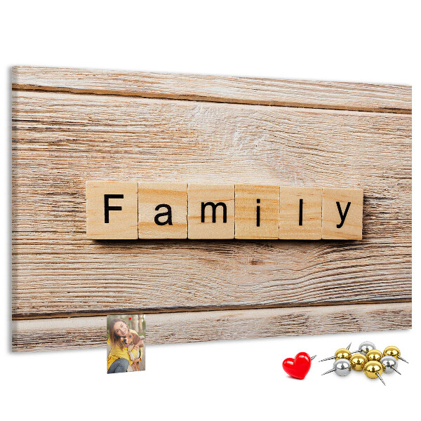 Panou din pluta Familie pe fundalul unei plăci de lemn
