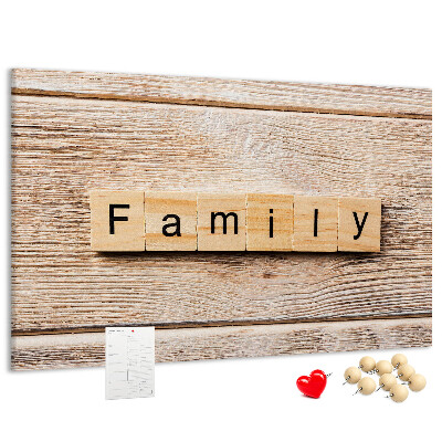 Panou din pluta Familie pe fundalul unei plăci de lemn