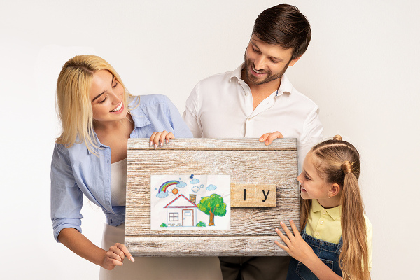 Panou din pluta Familie pe fundalul unei plăci de lemn