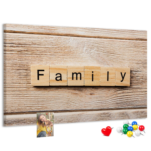 Panou din pluta Familie pe fundalul unei plăci de lemn