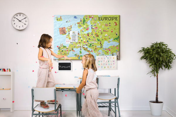 Panou de pluta O hartă colorată a Europei cu simboluri culturale