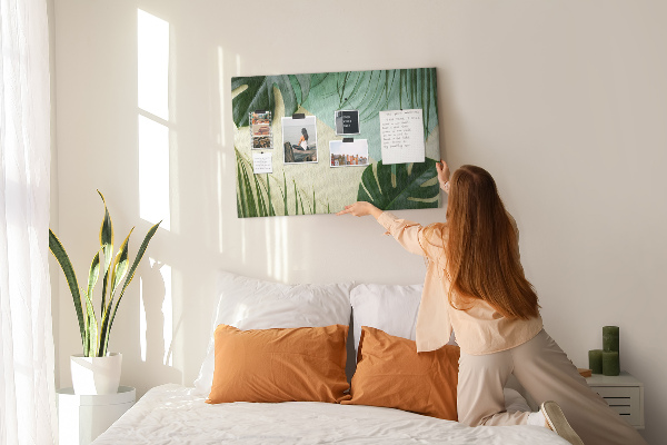 Panou de pluta Frunze tropicale pe un fundal pastel