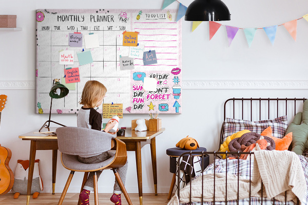 Panou din pluta Planificator lunar colorat cu motive.