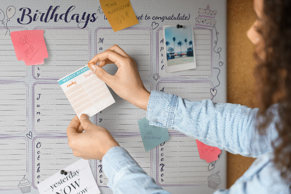 Panou din pluta Calendar de ziua de naștere cu accente colorate