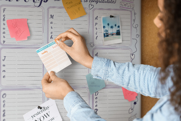 Panou din pluta Calendar de ziua de naștere cu accente colorate