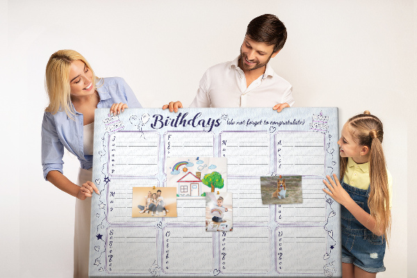 Panou din pluta Calendar de ziua de naștere cu accente colorate