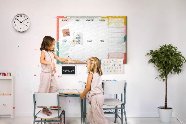 Panou din pluta Calendar floral cu accente colorate