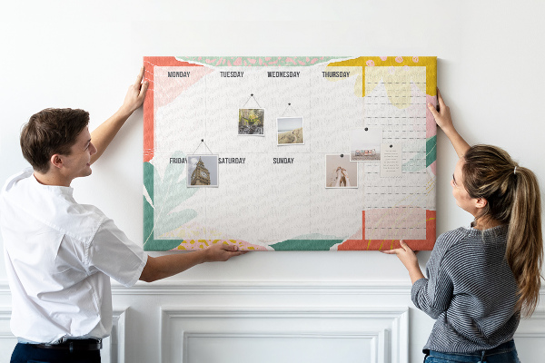 Panou din pluta Calendar floral cu accente colorate