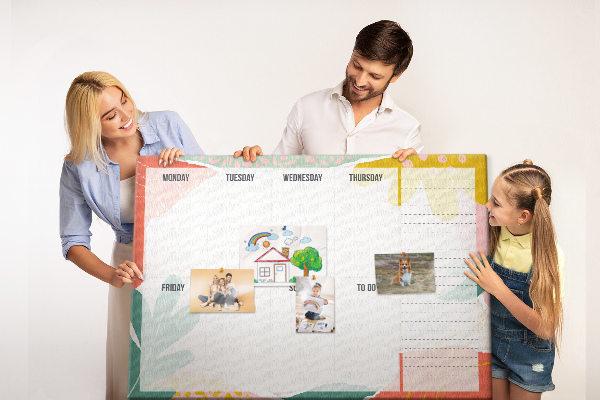 Panou din pluta Calendar floral cu accente colorate