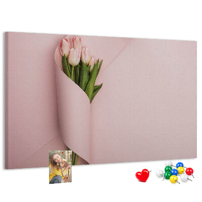 Panou de pluta Lalele delicate pe un fundal roz