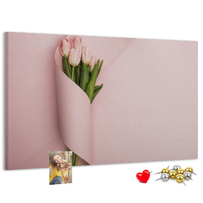 Panou de pluta Lalele delicate pe un fundal roz