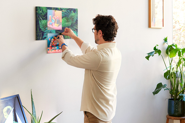 Panou de pluta Frunze tropicale pe un fundal întunecat
