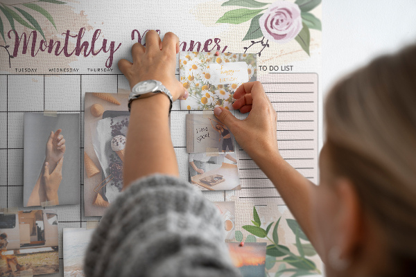 Panou din pluta Calendar lunar cu accente florale