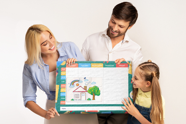 Panou din pluta Un plan săptămânal creativ cu accente colorate