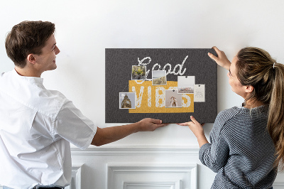 Panou din pluta Mesaj pozitiv pe un fundal întunecat
