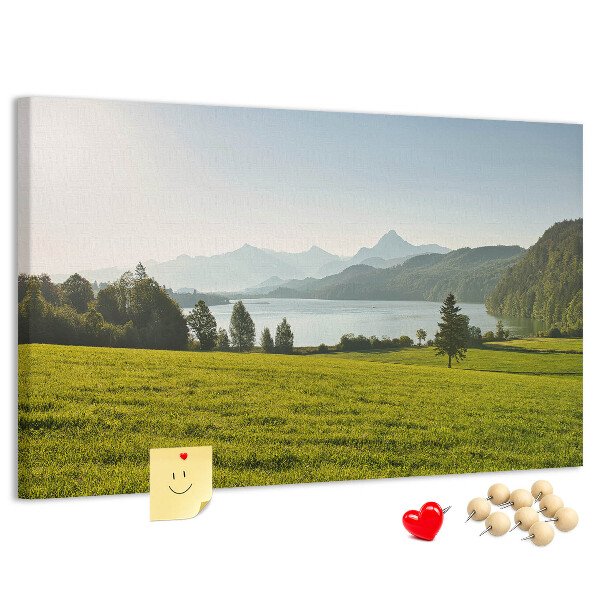 Panou de pluta Peisaj montan pitoresc lângă lac.