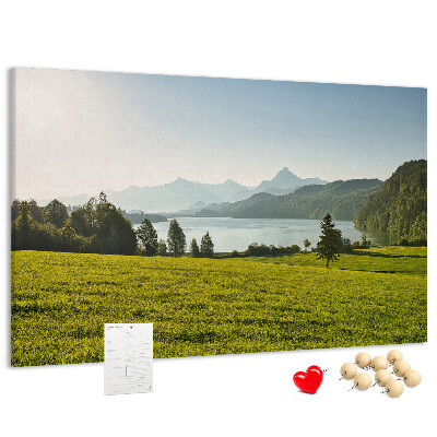Panou de pluta Peisaj montan pitoresc lângă lac.
