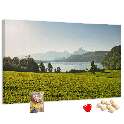 Panou de pluta Peisaj montan pitoresc lângă lac.