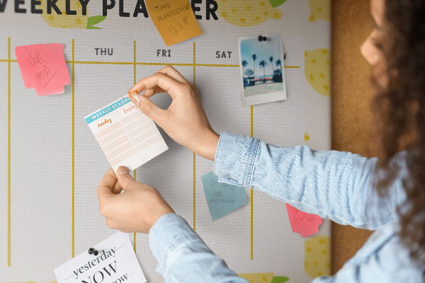 Panou din pluta Calendar săptămânal cu motiv de lămâie