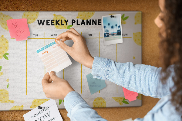 Panou din pluta Calendar săptămânal cu motiv de lămâie