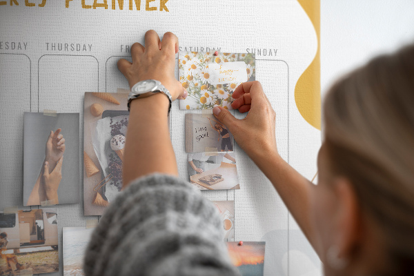 Panou de pluta Planificator săptămânal cu un model abstract colorat