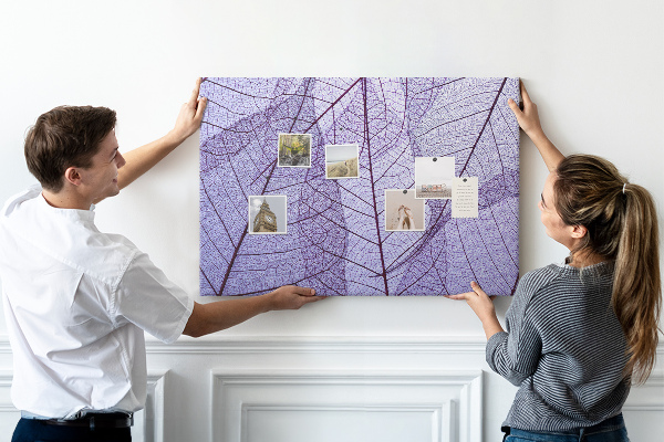 Panou din pluta Un model delicat de frunze pe un fundal violet